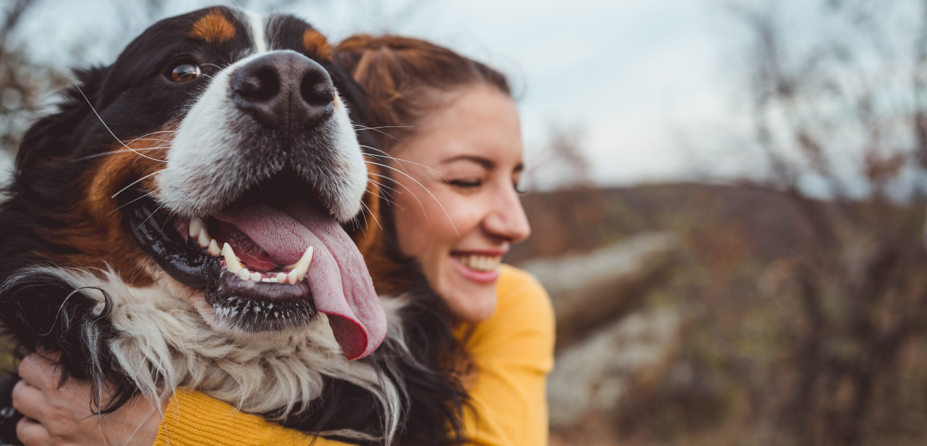 Frau mit Hund glücklich